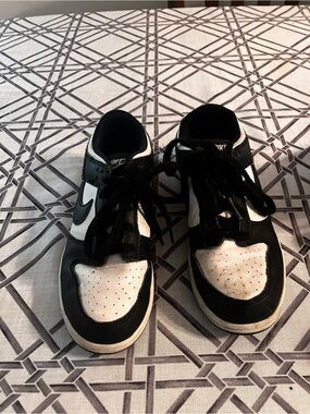 Nike Kids BLACK and White Low-Top Sneakers lighting is bad!!!